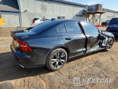 Trzecie zdjęcie samochodu z tyłu: 2022 VOLVO S60 T8 RECHARGE R-DESIGN EXPRESSION VIN:7JRH60FZ3NG189864 - miniatura