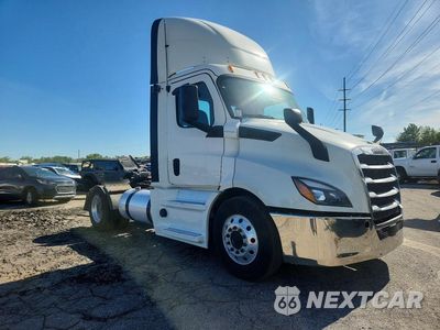 Czwarte zdjęcie samochodu z boku: 2020 FREIGHTLINER CASCADIA 116 SEMI TRUCK VIN:1FUBHTDV2LLLX7482 - miniatura