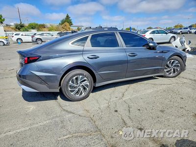 Trzecie zdjęcie samochodu z tyłu: 2026 HYUNDAI SONATA HYBRID BLUE VIN:KMHL24JJ2TA154452 - miniatura