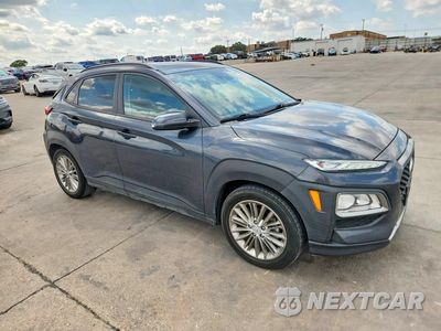 Czwarte zdjęcie samochodu z boku: 2021 HYUNDAI KONA SEL PLUS VIN:KM8K62AA0MU749398 - miniatura