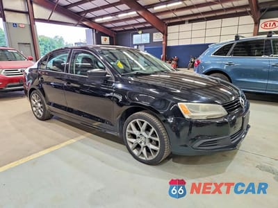 Czwarte zdjęcie samochodu z boku: 2014 VOLKSWAGEN JETTA BASE VIN:3VW1K7AJ9EM439570 - miniatura