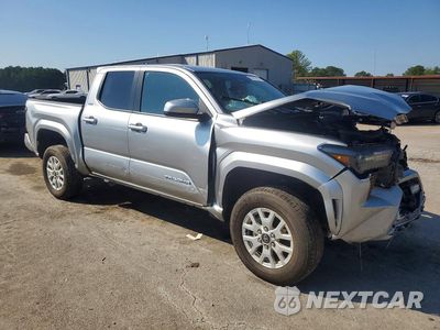 Czwarte zdjęcie samochodu z boku: 2025 TOYOTA TACOMA SR5 VIN:3TMLB5JN5SM105230 - miniatura