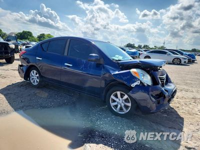 Czwarte zdjęcie samochodu z boku: 2013 NISSAN VERSA 1.6 S VIN:3N1CN7AP6DL887246 - miniatura
