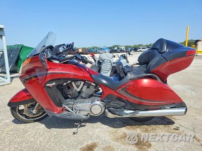 Trzecie zdjęcie samochodu z tyłu: 2013 VICTORY MOTORCYCLES VISION TOUR VIN:5VPSW36N5D3017569 - miniatura