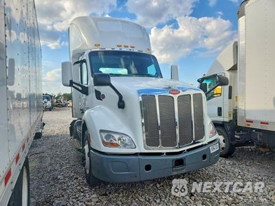 Czwarte zdjęcie samochodu z boku: 2017 PETERBILT 579 SEMI TRUCK VIN:1XPBA48X1HD429049 - miniatura