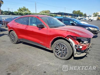 Czwarte zdjęcie samochodu z boku: 2024 FORD MUSTANG MACH-E PREMIUM VIN:3FMTK3R42RMA41766 - miniatura