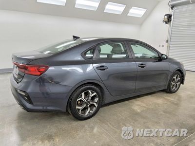 Trzecie zdjęcie samochodu z tyłu: 2021 KIA FORTE LXS VIN:3KPF24AD0ME315973 - miniatura