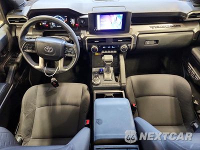 Zdjęcie 8 z 13 samochodu: 2025 TOYOTA TACOMA SR5 VIN:3TMLB5JN4SM093460 - miniatura