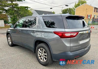 Trzecie zdjęcie samochodu z tyłu: 2018 CHEVROLET TRAVERSE LS VIN:1GNEVFKW2JJ166728 - miniatura