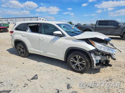 Czwarte zdjęcie samochodu z boku: 2018 TOYOTA HIGHLANDER LE PLUS VIN:5TDZZRFHXJS269202 - miniatura