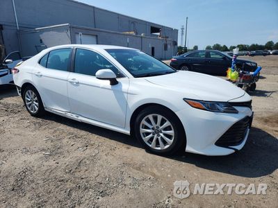 Czwarte zdjęcie samochodu z boku: 2018 TOYOTA CAMRY LE VIN:4T1B11HK2JU042421 - miniatura