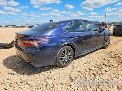 Trzecie zdjęcie samochodu z tyłu: 2022 TOYOTA CAMRY HYBRID SE VIN:4T1G31AK7NU043435 - miniatura
