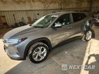 2025 CHEVROLET TRAX LS KL77LFEPXSC123673 - główne zdjęcie licytacji z USA - miniatura