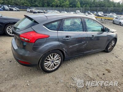 Trzecie zdjęcie samochodu z tyłu: 2016 FORD FOCUS TITANIUM VIN:1FADP3N25GL400756 - miniatura