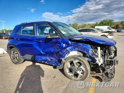 Czwarte zdjęcie samochodu z boku: 2022 HYUNDAI VENUE LIMITED VIN:KMHRC8A38NU171628 - miniatura