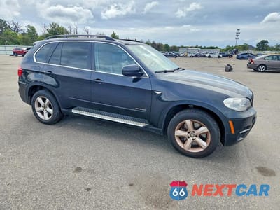 Czwarte zdjęcie samochodu z boku: 2013 BMW X5 XDRIVE50I VIN:5UXZV8C51D0C16784 - miniatura