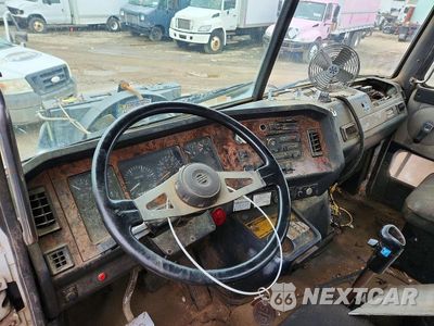 Zdjęcie 8 z 12 samochodu: 2001 VOLVO WG ROLL-OFF CONTAINER TRUCK VIN:4V5JC8UF01N310114 - miniatura