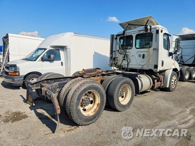 Trzecie zdjęcie samochodu z tyłu: 2019 FREIGHTLINER CASCADIA 113 SEMI TRUCK VIN:3AKJGBDV1KSKD0206 - miniatura