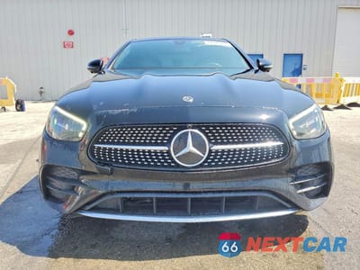 Piąte zdjęcie samochodu w środku: 2021 MERCEDES-BENZ E 350 VIN:W1KZF8DB5MA873412 - miniatura
