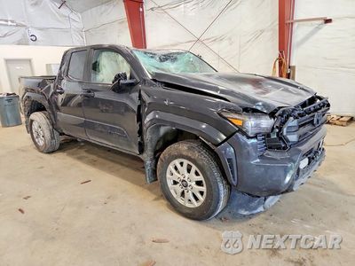 Czwarte zdjęcie samochodu z boku: 2025 TOYOTA TACOMA SR5 VIN:3TMLB5JN1SM115043 - miniatura