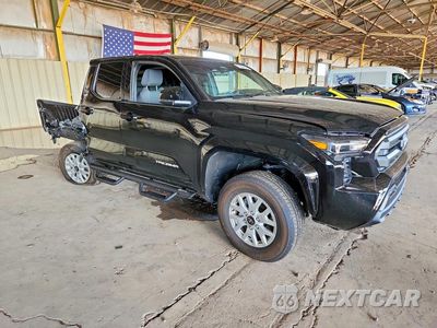 Czwarte zdjęcie samochodu z boku: 2026 TOYOTA TACOMA SR5 VIN:3TMKB5FNXTM073512 - miniatura