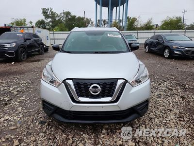 Piąte zdjęcie samochodu w środku: 2018 NISSAN KICKS S VIN:3N1CP5CU2JL497502 - miniatura
