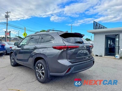 Trzecie zdjęcie samochodu z tyłu: 2023 TOYOTA HIGHLANDER XLE VIN:5TDKDRBH0PS520310 - miniatura
