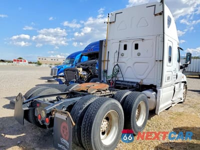 Trzecie zdjęcie samochodu z tyłu: 2017 FREIGHTLINER CASCADIA 125 SEMI TRUCK VIN:1FUJGLBG4HLHV6867 - miniatura