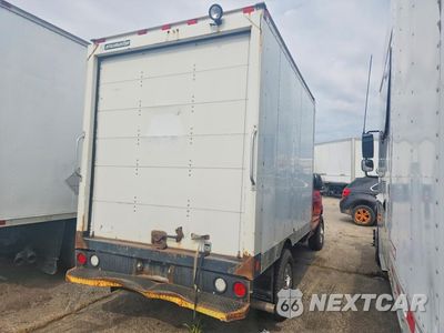 Trzecie zdjęcie samochodu z tyłu: 2012 FORD E350 BOX TRUCK VIN:1FDSE3FL8CDA26352 - miniatura