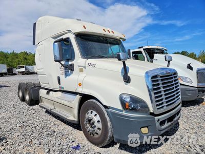 Czwarte zdjęcie samochodu z boku: 2015 FREIGHTLINER CASCADIA SEMI TRUCK VIN:3AKJGLBG5FSGG7015 - miniatura