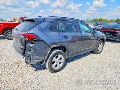 Trzecie zdjęcie samochodu z tyłu: 2021 TOYOTA RAV4 XLE VIN:2T3P1RFV1MC245251 - miniatura