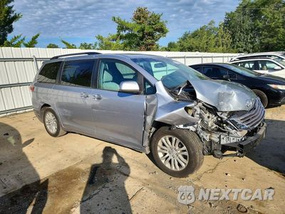 Czwarte zdjęcie samochodu z boku: 2017 TOYOTA SIENNA XLE 8-PASSENGER VIN:5TDYZ3DC5HS869605 - miniatura