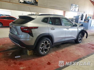 Trzecie zdjęcie samochodu z tyłu: 2025 CHEVROLET TRAX 1LT VIN:KL77LHEPXSC089455 - miniatura