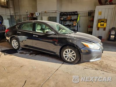 Czwarte zdjęcie samochodu z boku: 2016 NISSAN ALTIMA 2.5 VIN:1N4AL3AP2GN315300 - miniatura