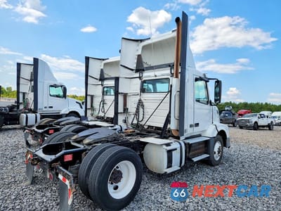 Trzecie zdjęcie samochodu z tyłu: 2017 VOLVO VNL SEMI TRUCK VIN:4V4N39TG9HN987954 - miniatura