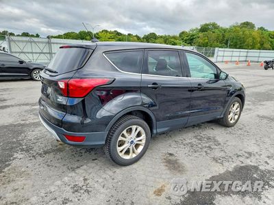 Trzecie zdjęcie samochodu z tyłu: 2019 FORD ESCAPE SE VIN:1FMCU9GDXKUB83929 - miniatura