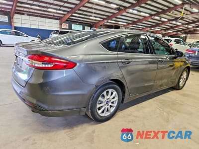 Trzecie zdjęcie samochodu z tyłu: 2018 FORD FUSION S VIN:3FA6P0G75JR227006 - miniatura