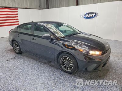 Czwarte zdjęcie samochodu z boku: 2023 KIA FORTE LXS VIN:3KPF24AD5PE566119 - miniatura