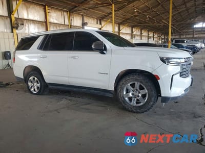 Czwarte zdjęcie samochodu z boku: 2022 CHEVROLET TAHOE K1500 PREMIER VIN:1GNSKSKD7NR155041 - miniatura