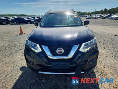 Piąte zdjęcie samochodu w środku: 2018 NISSAN ROGUE SV VIN:KNMAT2MT2JP591856 - miniatura