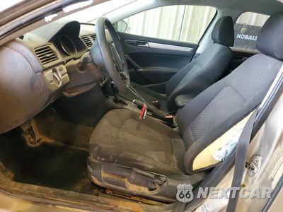 Zdjęcie 7 z 12 samochodu: 2016 VOLKSWAGEN PASSAT S VIN:1VWAT7A30GC038668 - miniatura