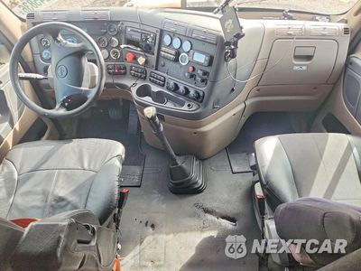 Zdjęcie 8 z 14 samochodu: 2014 FREIGHTLINER CASCADIA SEMI TRUCK VIN:3AKJGLD59ESFN2013 - miniatura