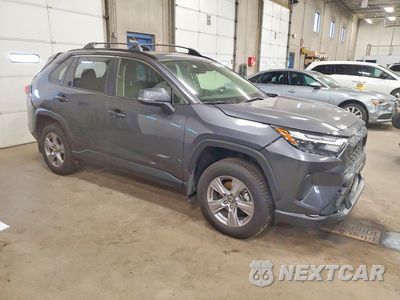 Czwarte zdjęcie samochodu z boku: 2024 TOYOTA RAV4 HYBRID XLE VIN:JTMRWRFV0RD228700 - miniatura