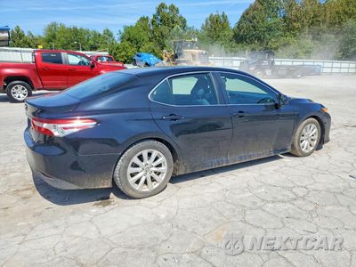 Trzecie zdjęcie samochodu z tyłu: 2018 TOYOTA CAMRY LE VIN:4T1B11HK0JU012320 - miniatura