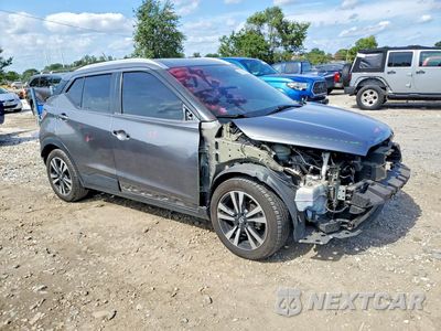 Czwarte zdjęcie samochodu z boku: 2020 NISSAN KICKS SV VIN:3N1CP5CV8LL482689 - miniatura