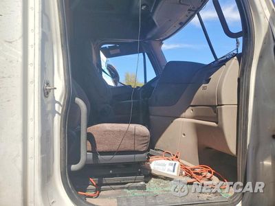 Zdjęcie 7 z 13 samochodu: 2014 FREIGHTLINER CASCADIA SEMI TRUCK VIN:3AKJGLD61ESFR7486 - miniatura