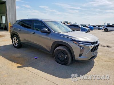Czwarte zdjęcie samochodu z boku: 2025 CHEVROLET TRAX LS VIN:KL77LFEP7SC265575 - miniatura