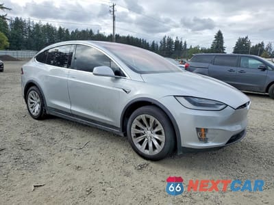 Czwarte zdjęcie samochodu z boku: 2017 TESLA MODEL X VIN:5YJXCBE25HF050482 - miniatura