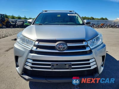 Piąte zdjęcie samochodu w środku: 2018 TOYOTA HIGHLANDER XLE VIN:5TDJZRFH6JS856364 - miniatura