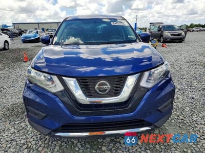 Piąte zdjęcie samochodu w środku: 2018 NISSAN ROGUE S VIN:KNMAT2MT8JP578321 - miniatura